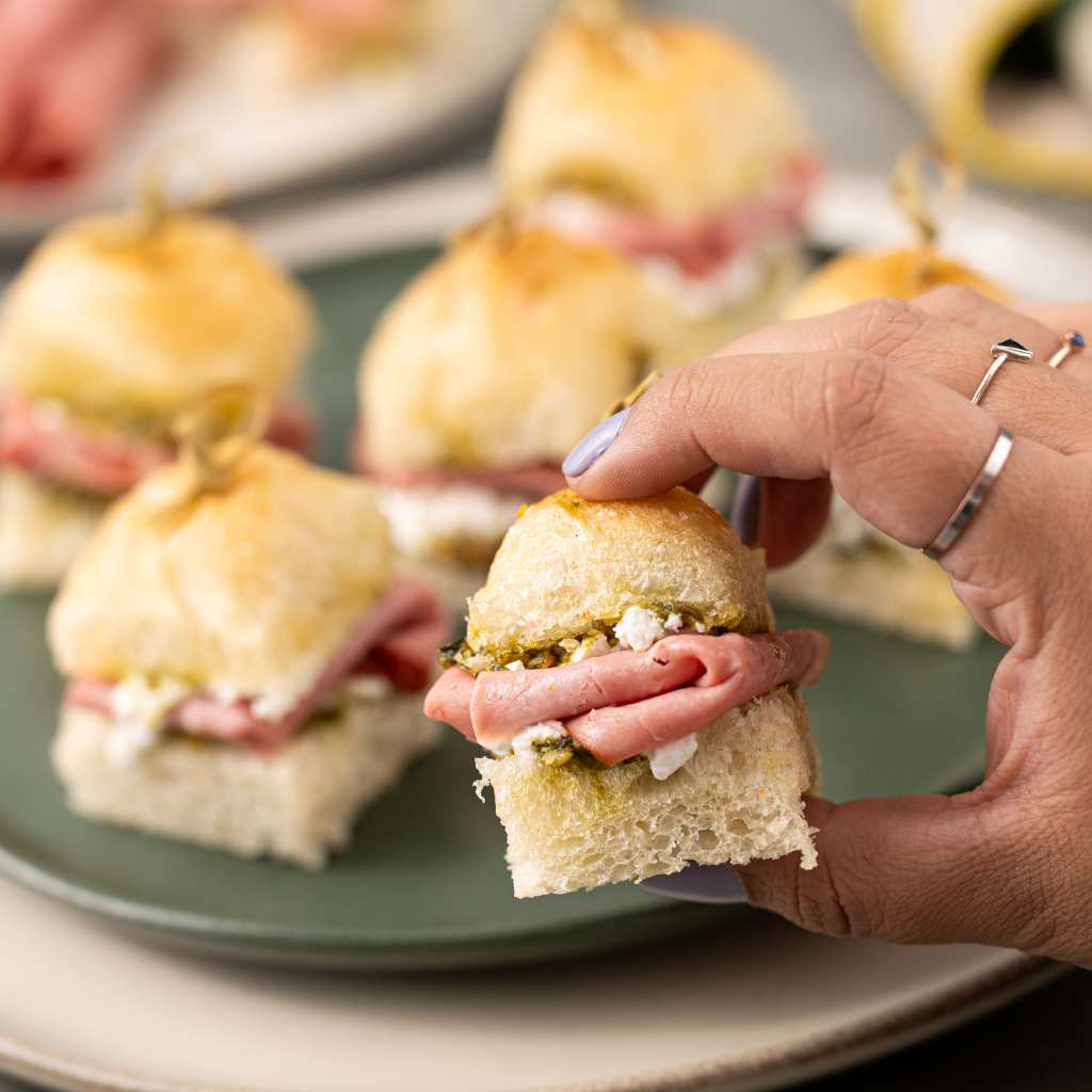 Mini  Sanduiche Focaccia Pesto de Pistache Mortadela  e Cottagge