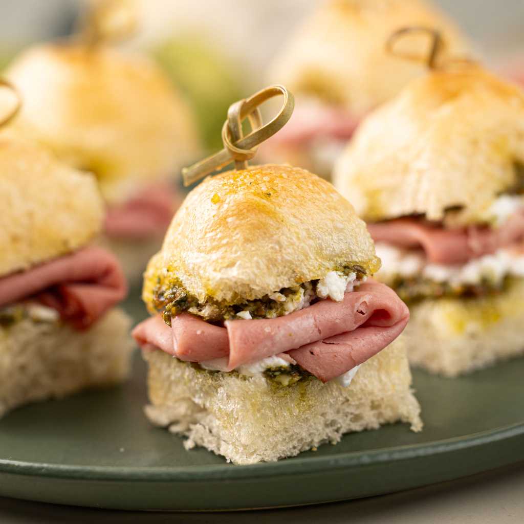 Mini  Sanduiche Focaccia Pesto de Pistache Mortadela  e Cottagge