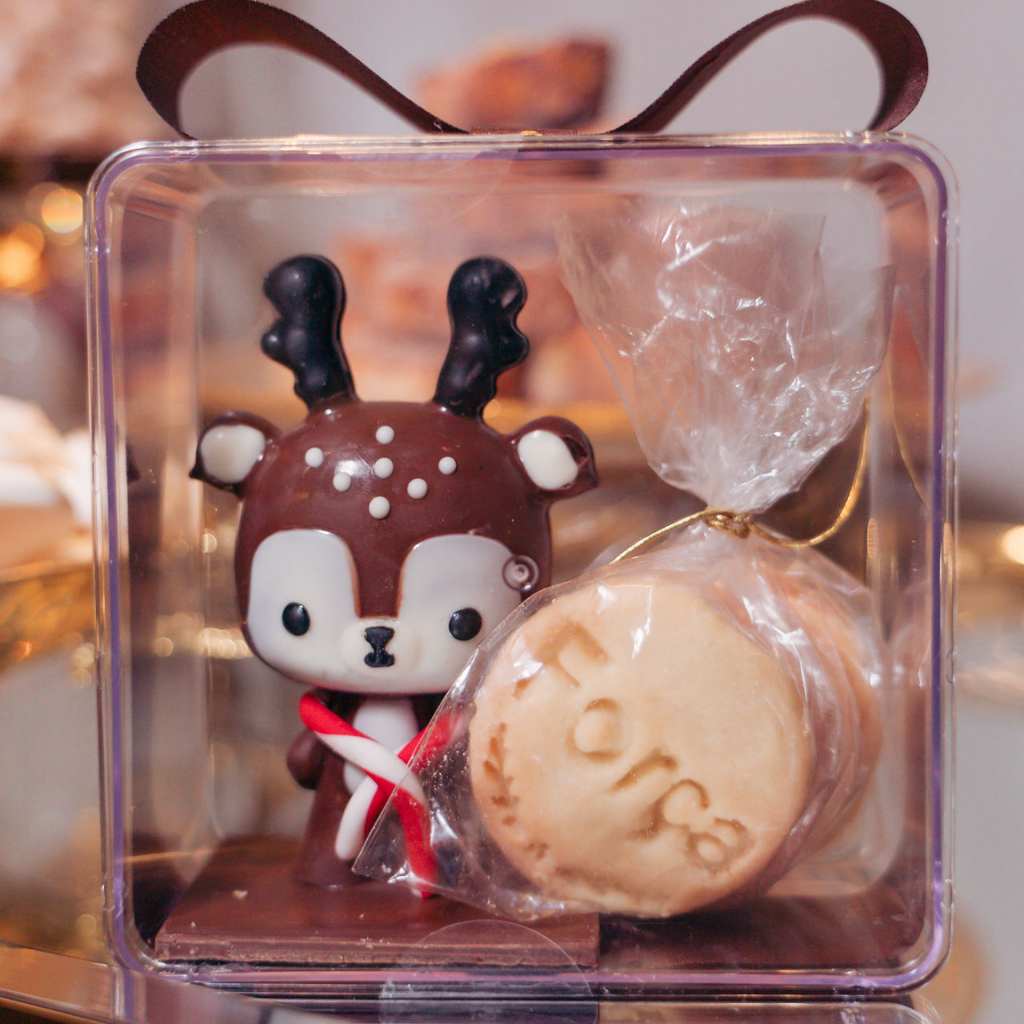 Rena de chocolate com biscoitos amanteigados