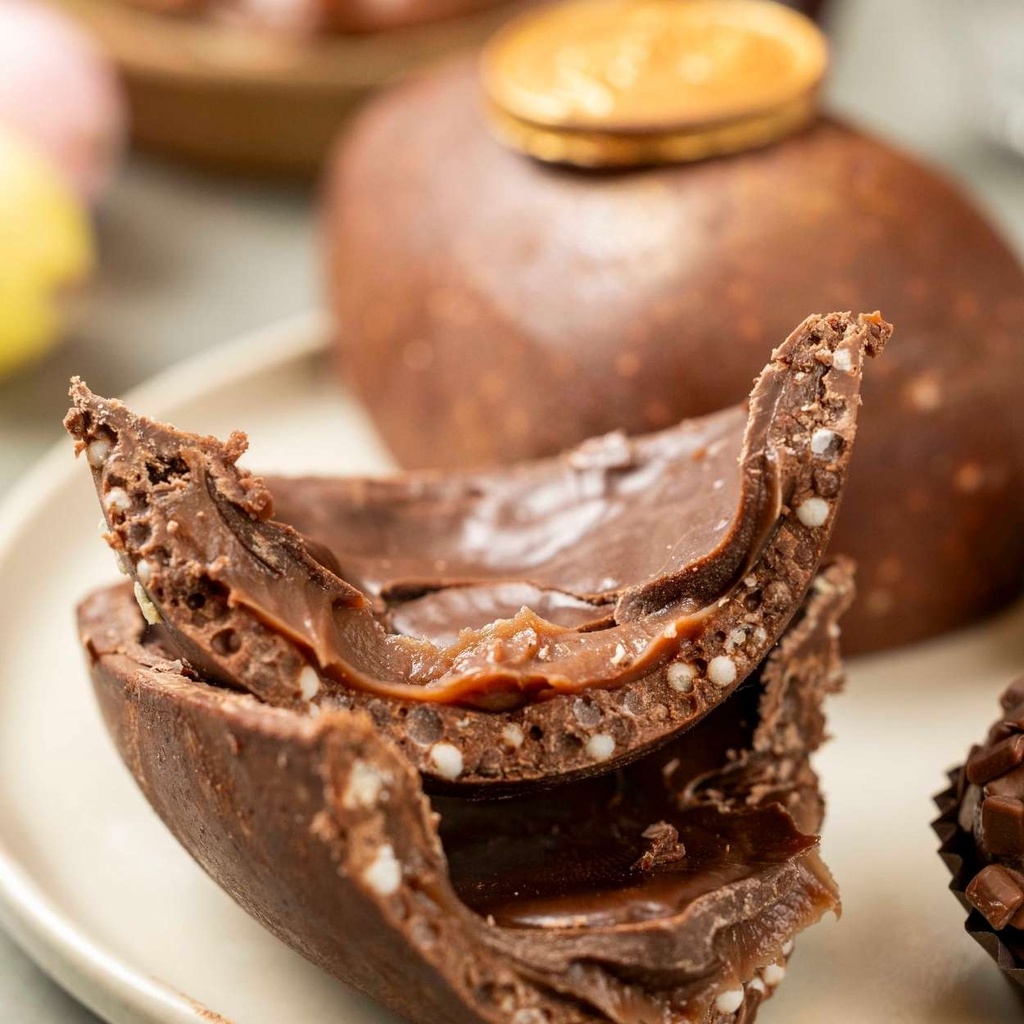 Ovo ao leite crocante com recheio de brigadeiro