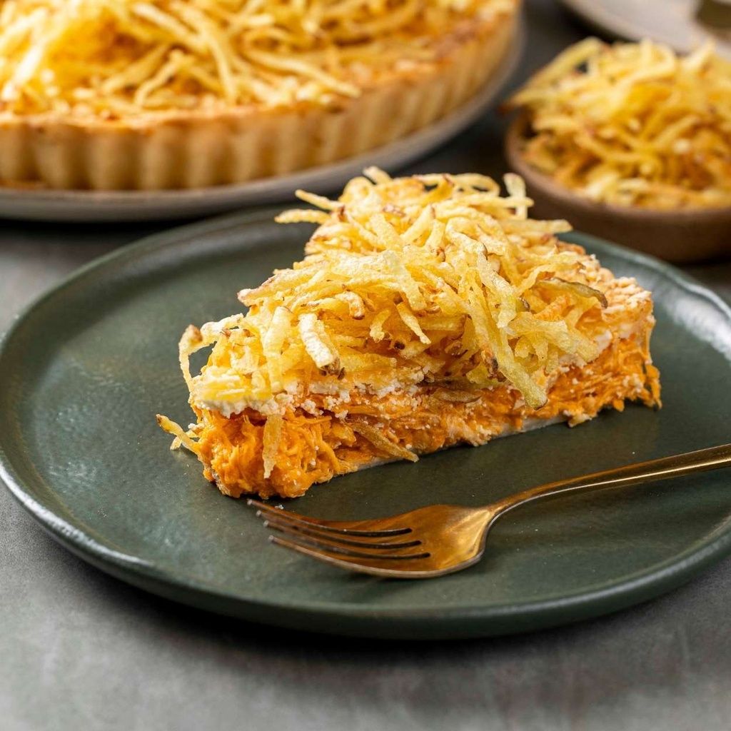 Torta de Frango com Catupiry, Parmesão e Batata Palha