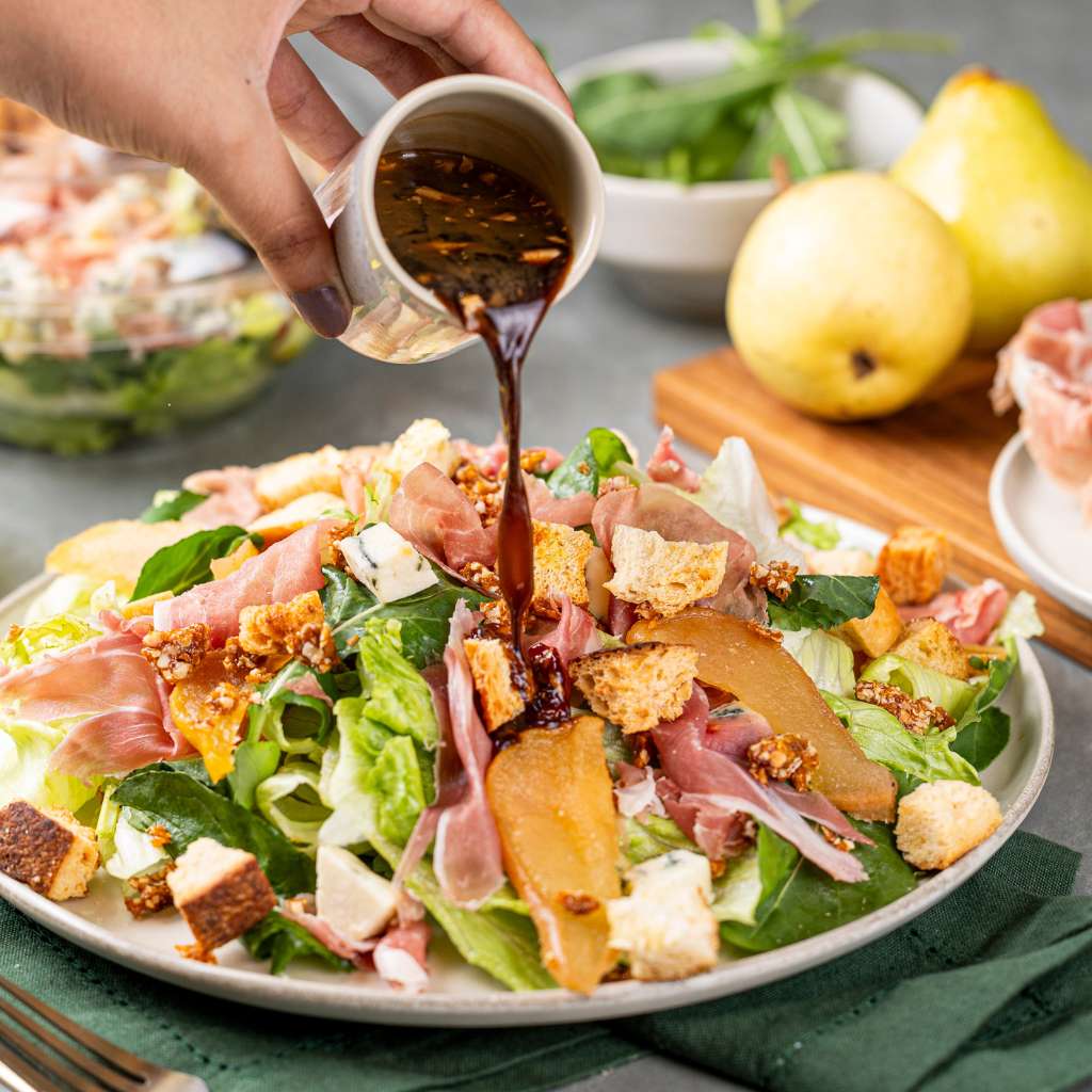 Salada de pêra, gorgonzola e pralinê