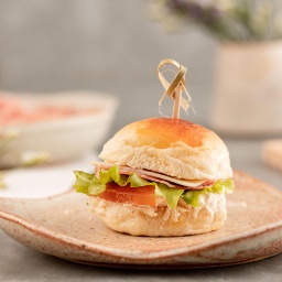 [112851] Mini Sanduíche no Pão de Batata com Salaminho