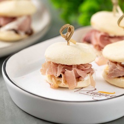 [114761] Mini Sanduíche de Pão Sírio,Parma, Queijo de Cabra e Geléia de Cebola