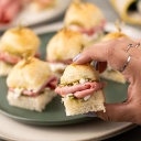 Mini  Sanduiche Focaccia Pesto de Pistache Mortadela  e Cottagge