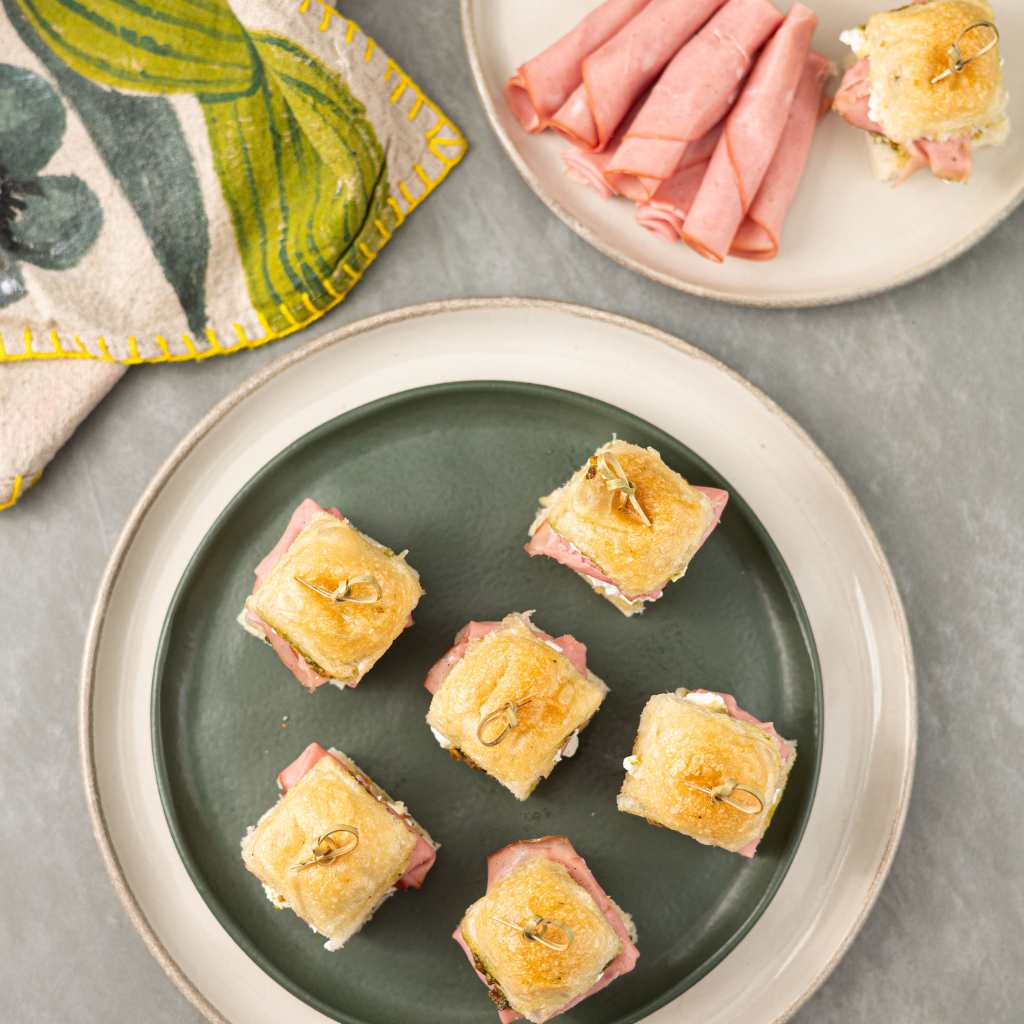 Mini  Sanduiche Focaccia Pesto de Pistache Mortadela  e Cottagge