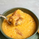 Caldo de Canjiquinha com rabada e agrião