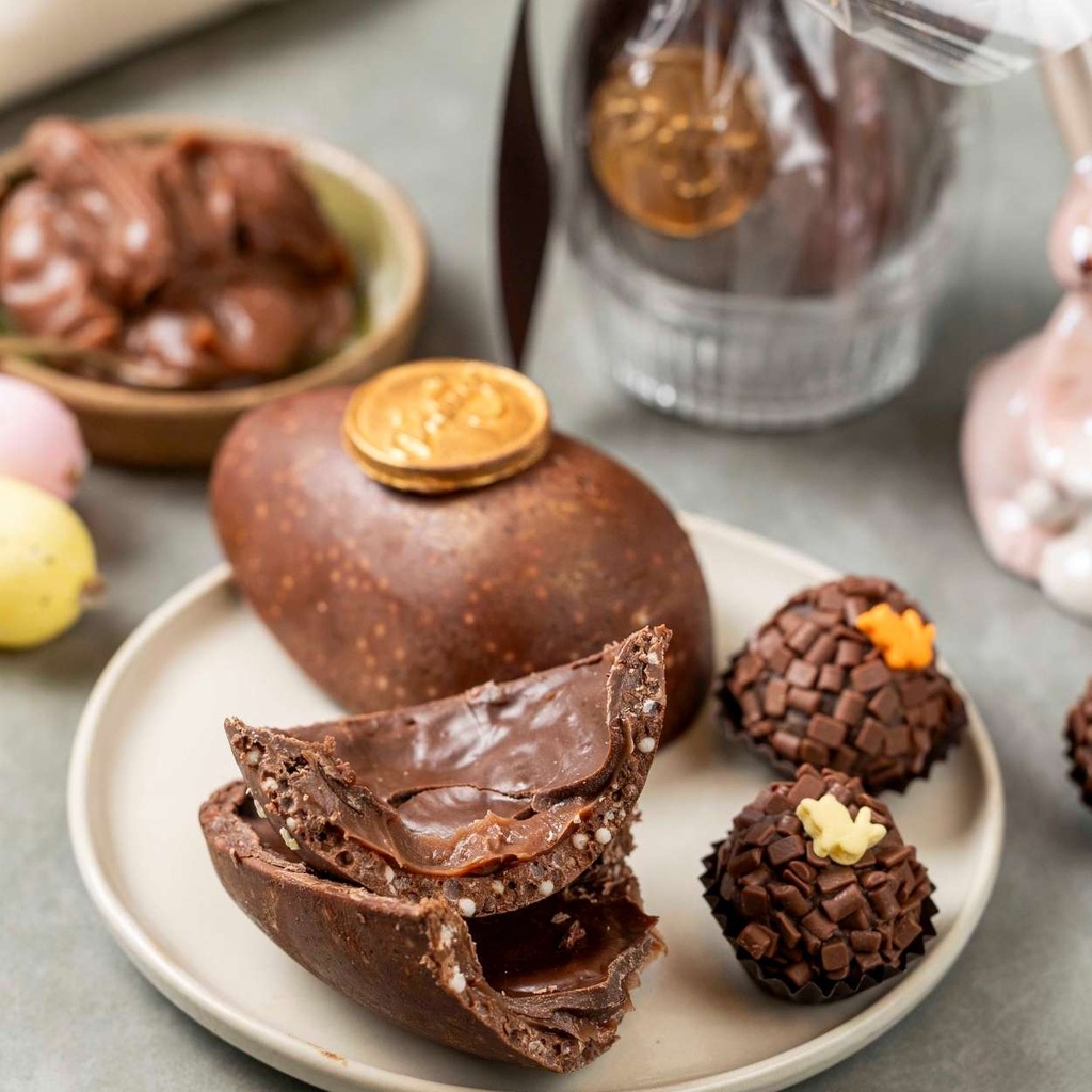 Ovo ao leite crocante com recheio de brigadeiro