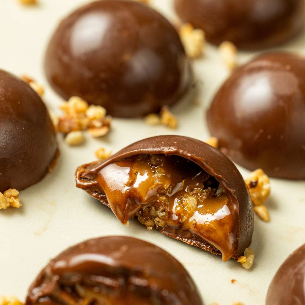 Caixa Mini Trufas de Chocolate Meio Amargo com Caramelo e Praliné