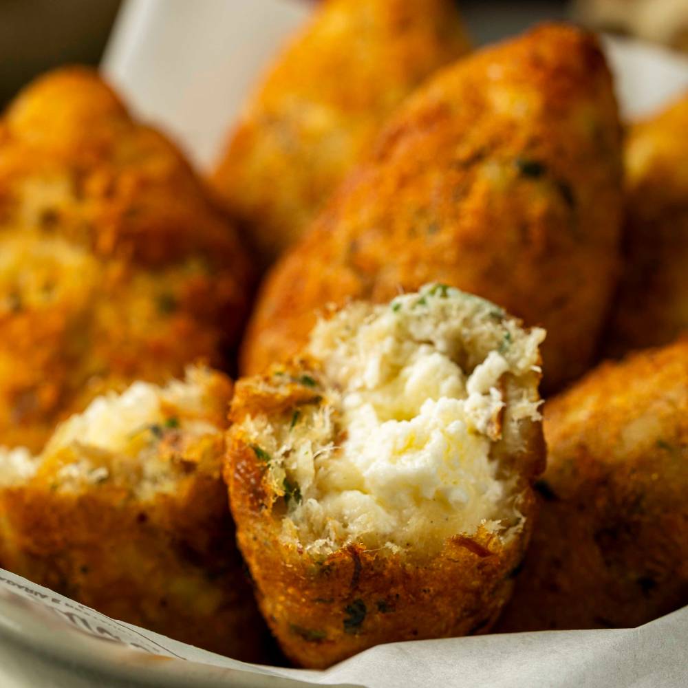 Bolinho de Bacalhau Recheado com Queijo de Cabra