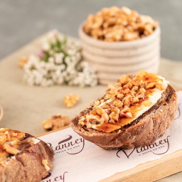 [097230] Bruschetta de Gorgonzola com Nozes e Mel de Figo no Pão Australiano