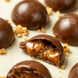 Caixa Mini Trufas de Chocolate Meio Amargo com Caramelo e Praliné